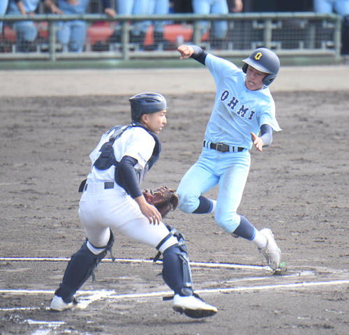 近江対金光大阪　1回表近江1死一、二塁、山田陽翔は中越え二塁打を放ち、二塁走者の中瀬樹が一気に生還（撮影・滝沢美穂子）