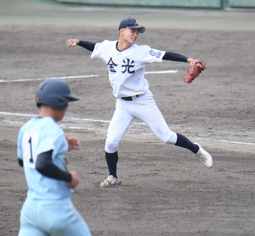 近江対金光大阪　近江を破り、ガッツポーズする完投した古川温生（撮影・滝沢美穂子）