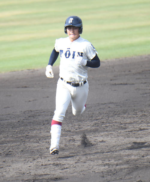 4回裏大阪桐蔭1死一塁、田井志門は右越え2点本塁打を放ち、グランドを一周（撮影・滝沢美穂子）