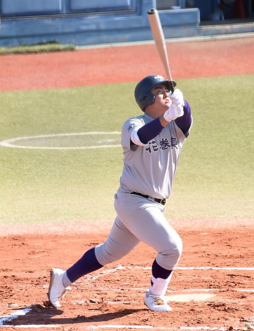 八戸工大一対花巻東　1回裏花巻東1死二塁、右飛に倒れる佐々木麟（撮影・山田愛斗）