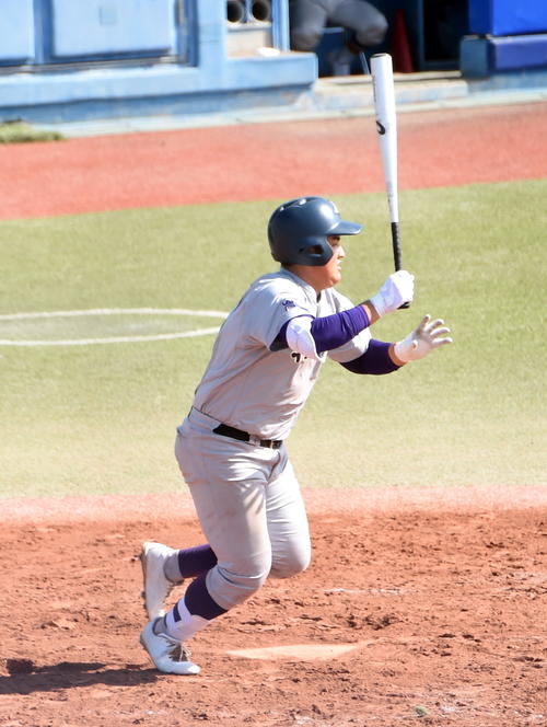 八戸工大一対花巻東　5回裏花巻東無死、遊ゴロに倒れる佐々木麟（撮影・山田愛斗）