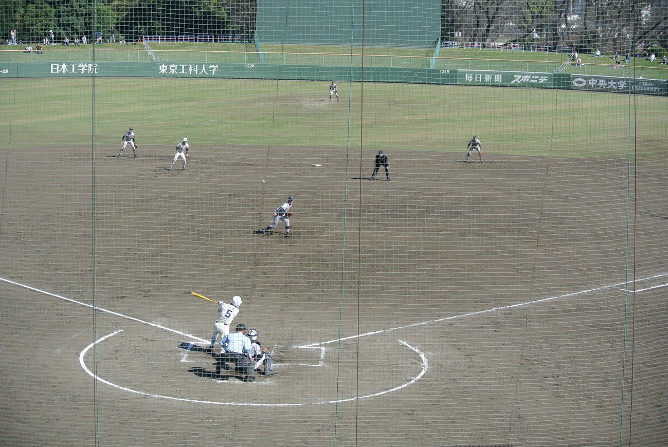 日大三の富塚隼介内野手（2年）は7回表1死満塁、走者一掃の中越え3点適時三塁打を放つ（撮影・井上真）