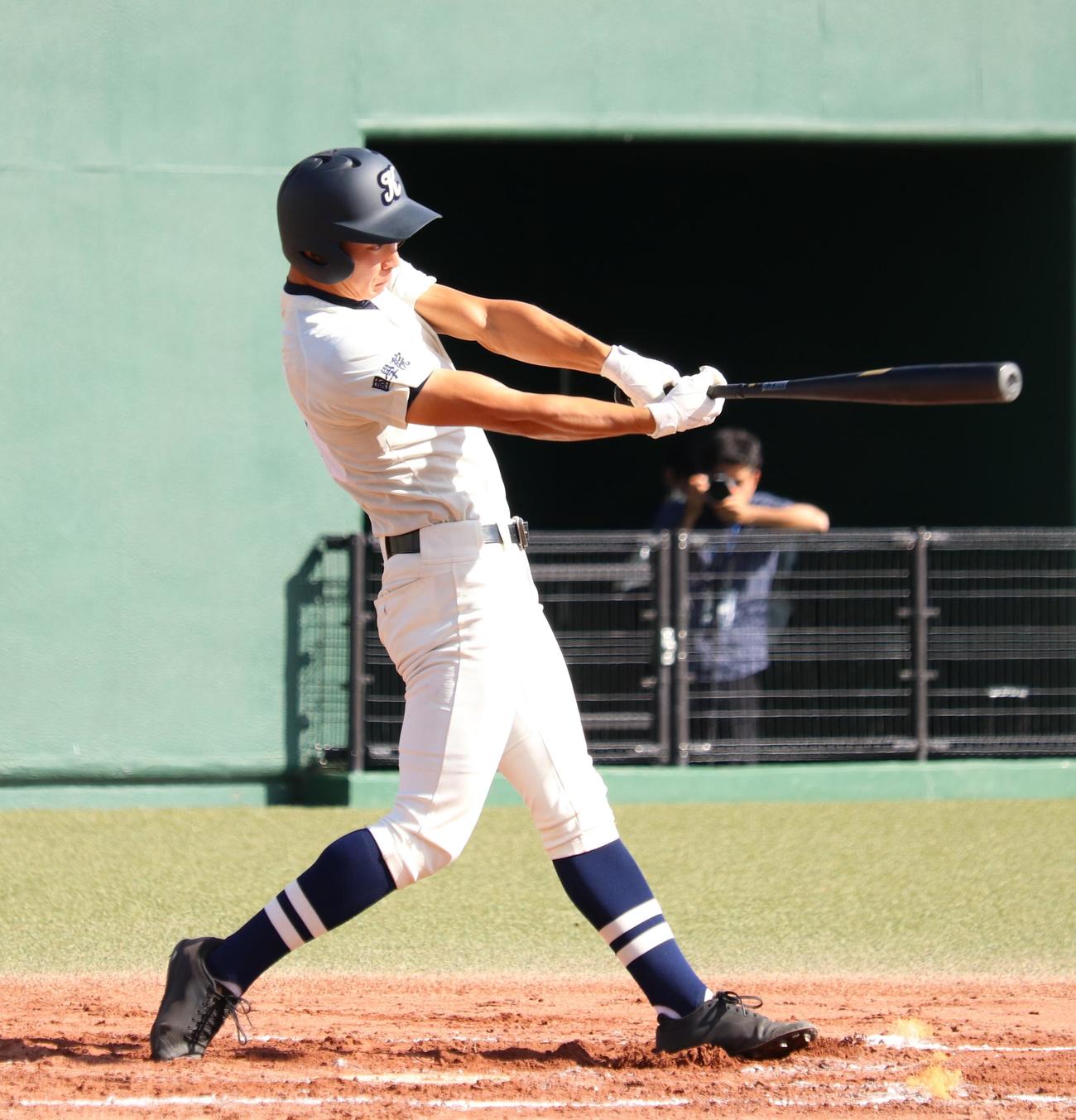 3回裏国学院久我山1死二、三塁、左中間へ3点本塁打を放つ下川辺隼人内野手（撮影・阿部泰斉）