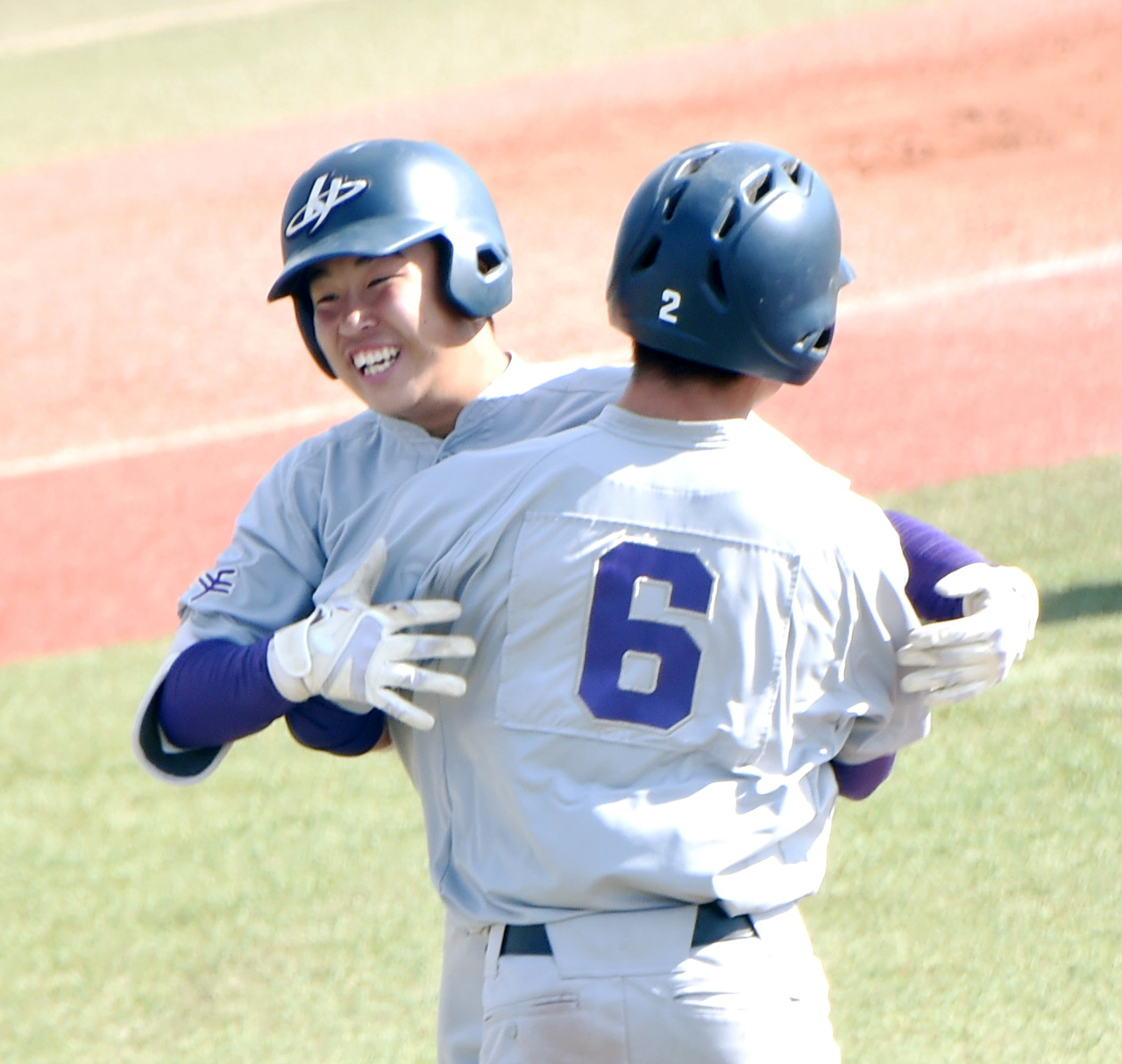 10回、サヨナラ適時二塁打を放った万谷は宮沢（手前）と抱き合って喜ぶ（撮影・山田愛斗）