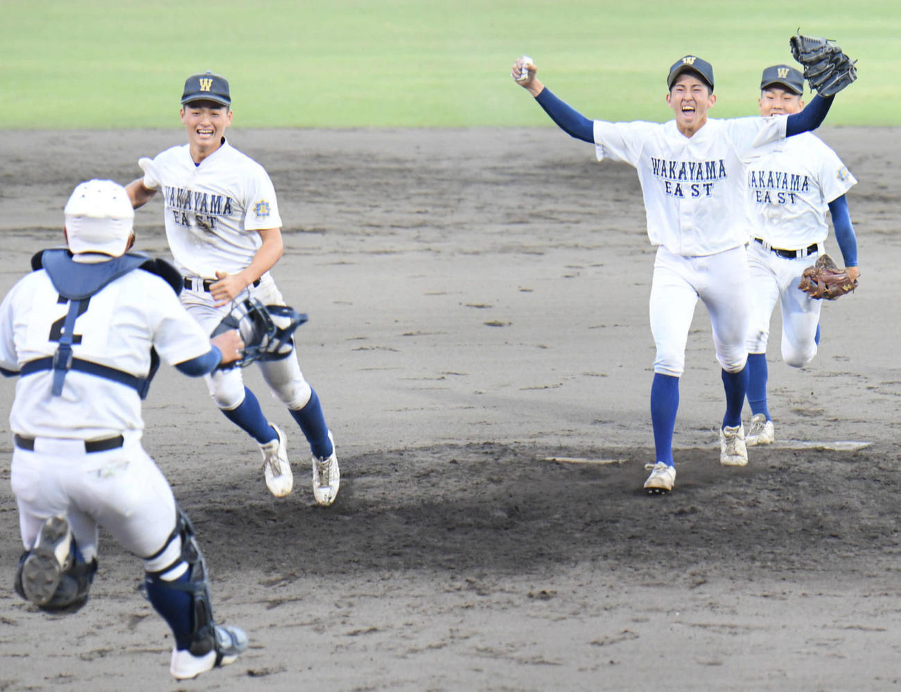 和歌山東対京都国際　京都国際を破りガッツポーズをする麻田（右手前）ら和歌山東ナイン（撮影・滝沢美穂子）
