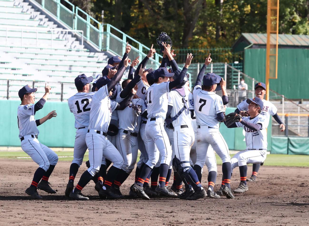 クラーク対旭川実　優勝し歓喜するクラークナイン（撮影・黒川智章）