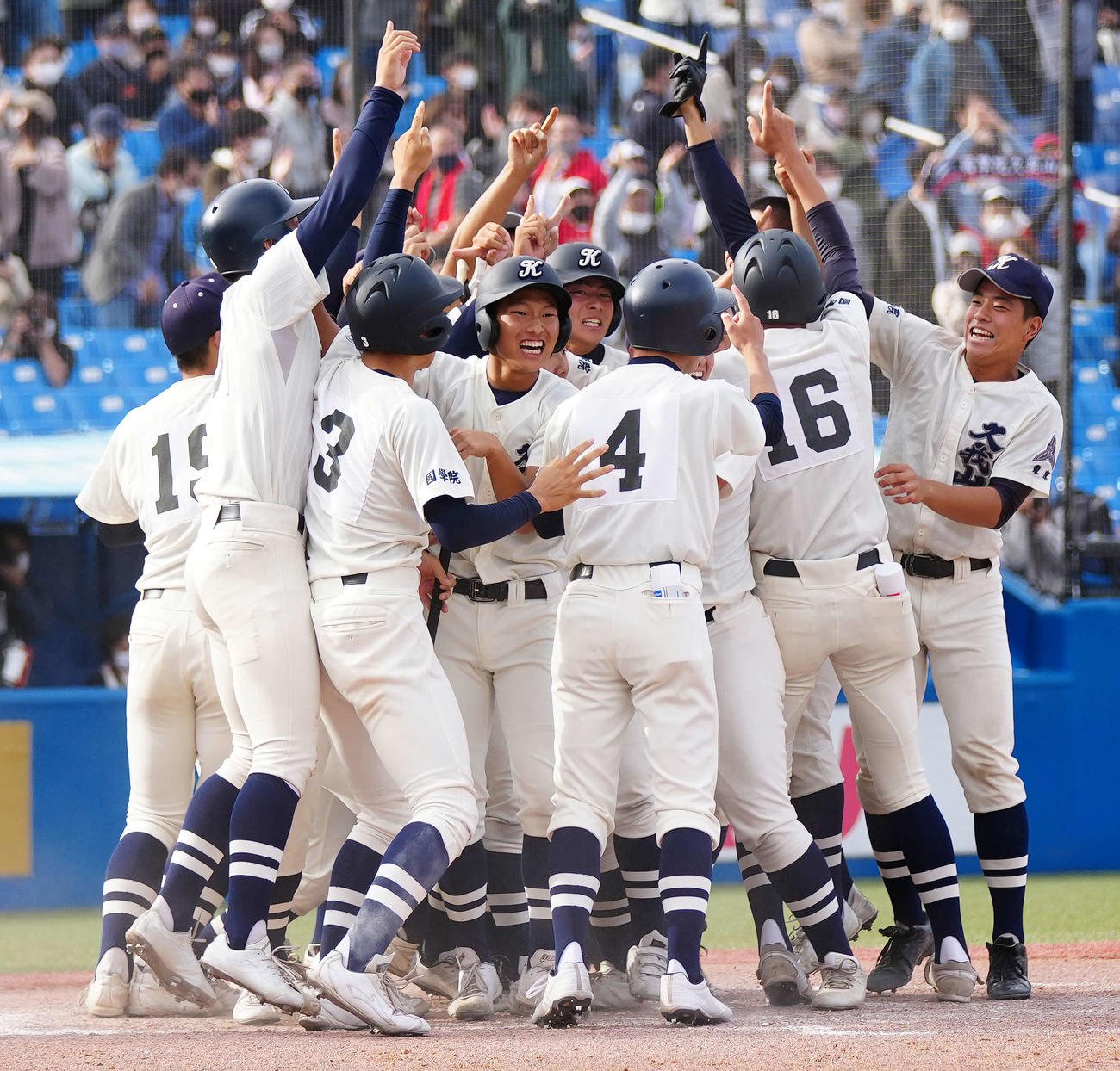 二松学舎大付対国学院久我山　9回裏、サヨナラ勝ちで歓喜する国学院久我山の選手たち（撮影・江口和貴）