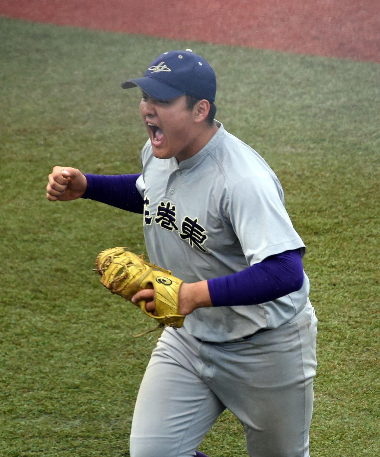 花巻東対聖光学院　3回裏聖光学院花2死一、三塁、一ゴロに抑え雄たけびを上げる佐々木麟（撮影・山田愛斗）
