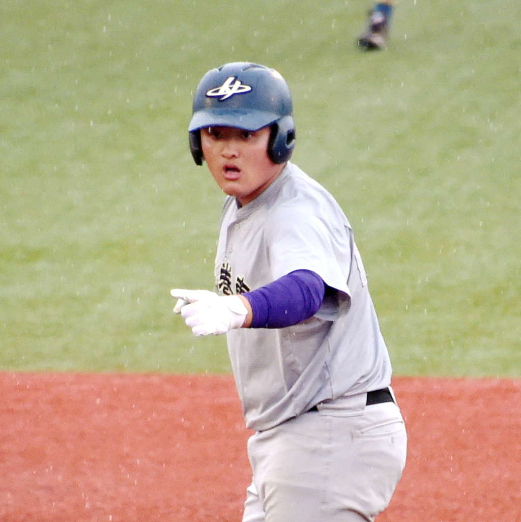5回表花巻東2死一、二塁、左越えへ2点適時二塁打を放ち喜ぶ佐々木麟太郎（撮影・山田愛斗）