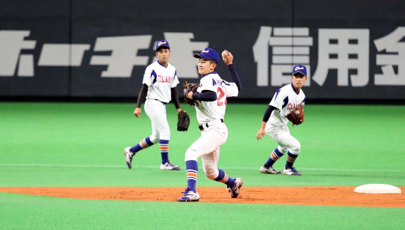 札幌ドームで守備練習に励むクラークの新岡歩輝（中央）と真輝（左）兄弟（撮影・永野高輔）