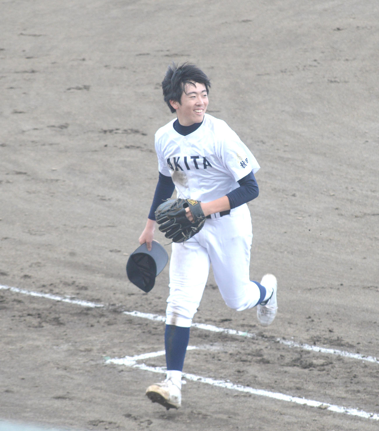5回、最後の打者を空振り三振に仕留め笑顔で引き揚げる秋田・和田