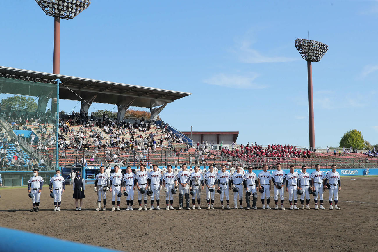 拓大紅陵に勝利し、観客席にあいさつする山梨学院（撮影・河田真司）