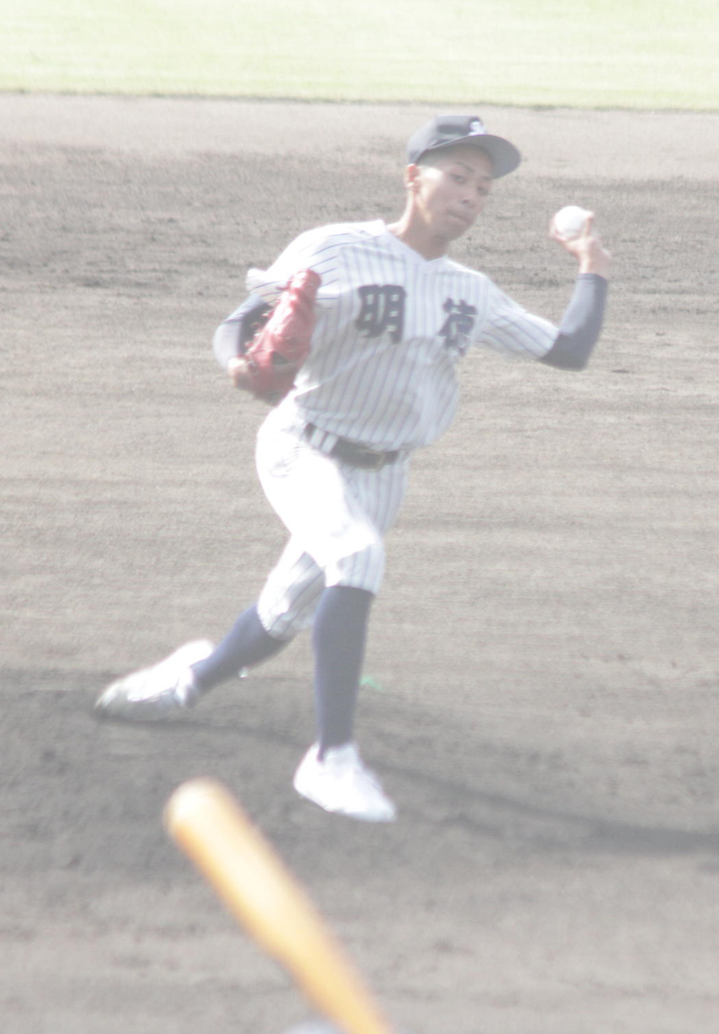 明徳義塾の変則左腕、吉村優聖歩投手は1回に2点先制を許したが、その後、力投する