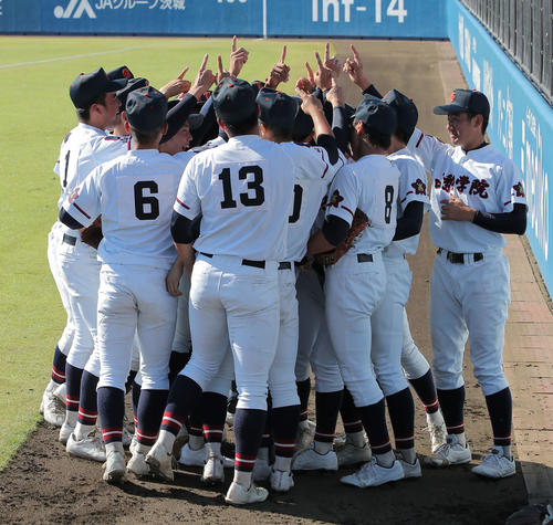 拓大紅陵対山梨学院　試合開始前、円陣を組む山梨学院（撮影・河田真司）
