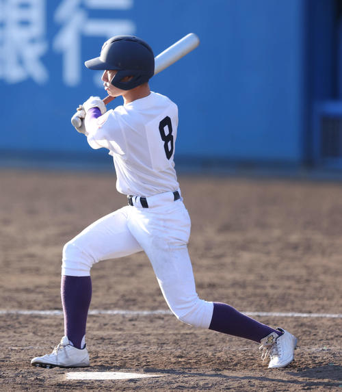 白鴎大足利対藤代　5回裏藤代2死二塁、右越え適時二塁打を放つ藤代・川原（撮影・河田真司）