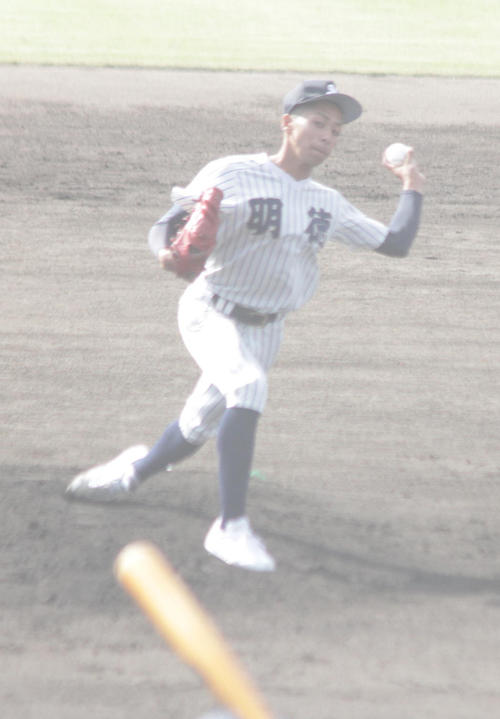 明徳義塾の変則左腕、吉村優聖歩投手は1回に2点先制を許したが、その後、力投する