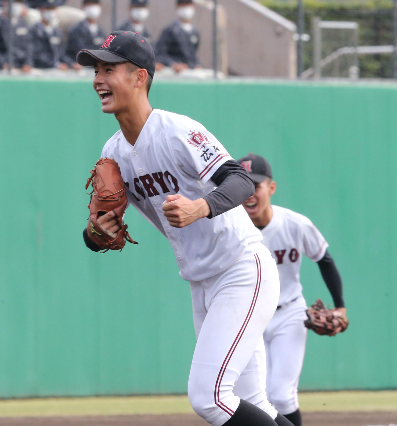 広陵対岡山学芸館　9回裏岡山学芸館2死、内海は大橋を犠飛に抑えガッツポーズをする（撮影・屋方直哉）