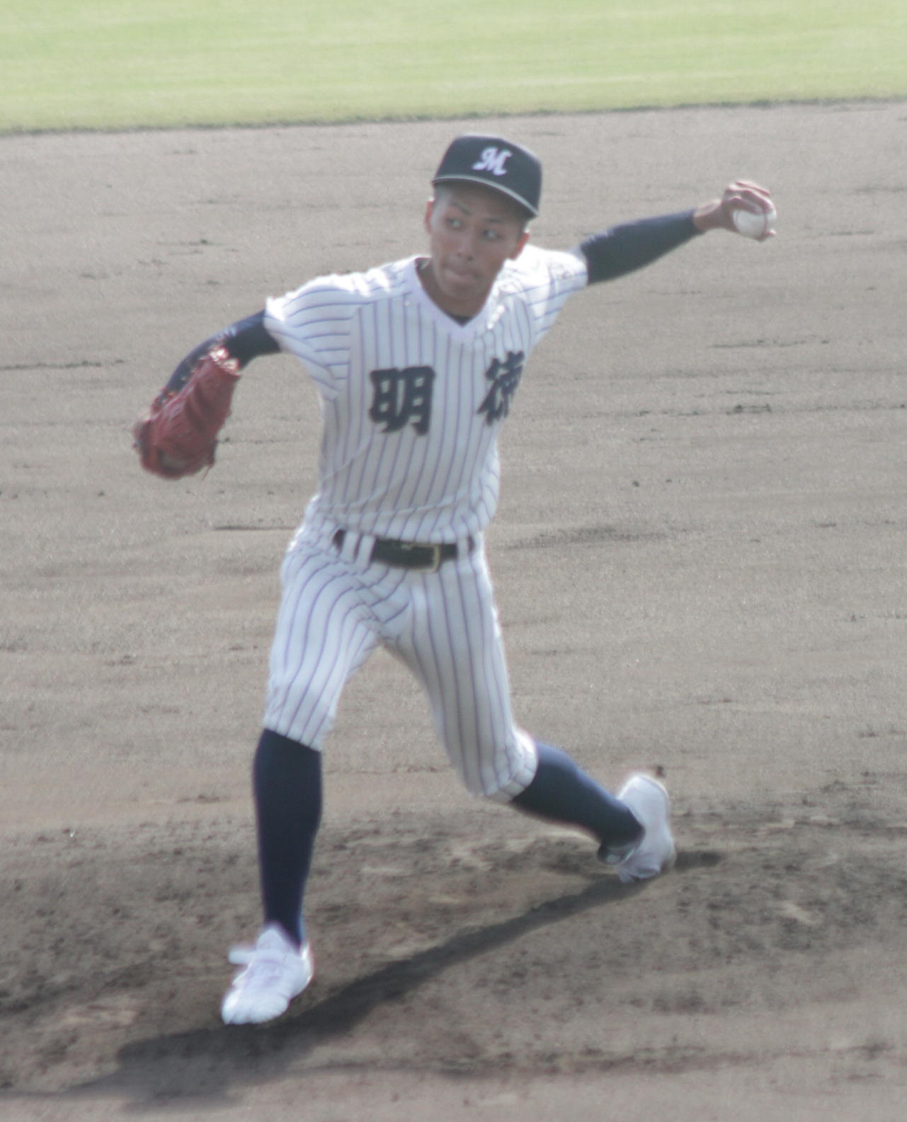 明徳義塾の変則左腕、吉村優聖歩投手は終盤まで2失点の好投を見せる