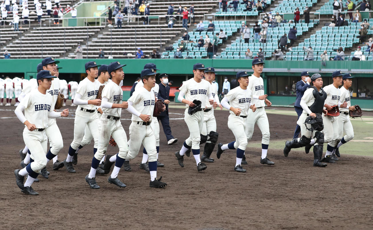 
倉敷工対広島商　倉敷工に勝利した広島商ナイン（撮影・屋方直哉）
