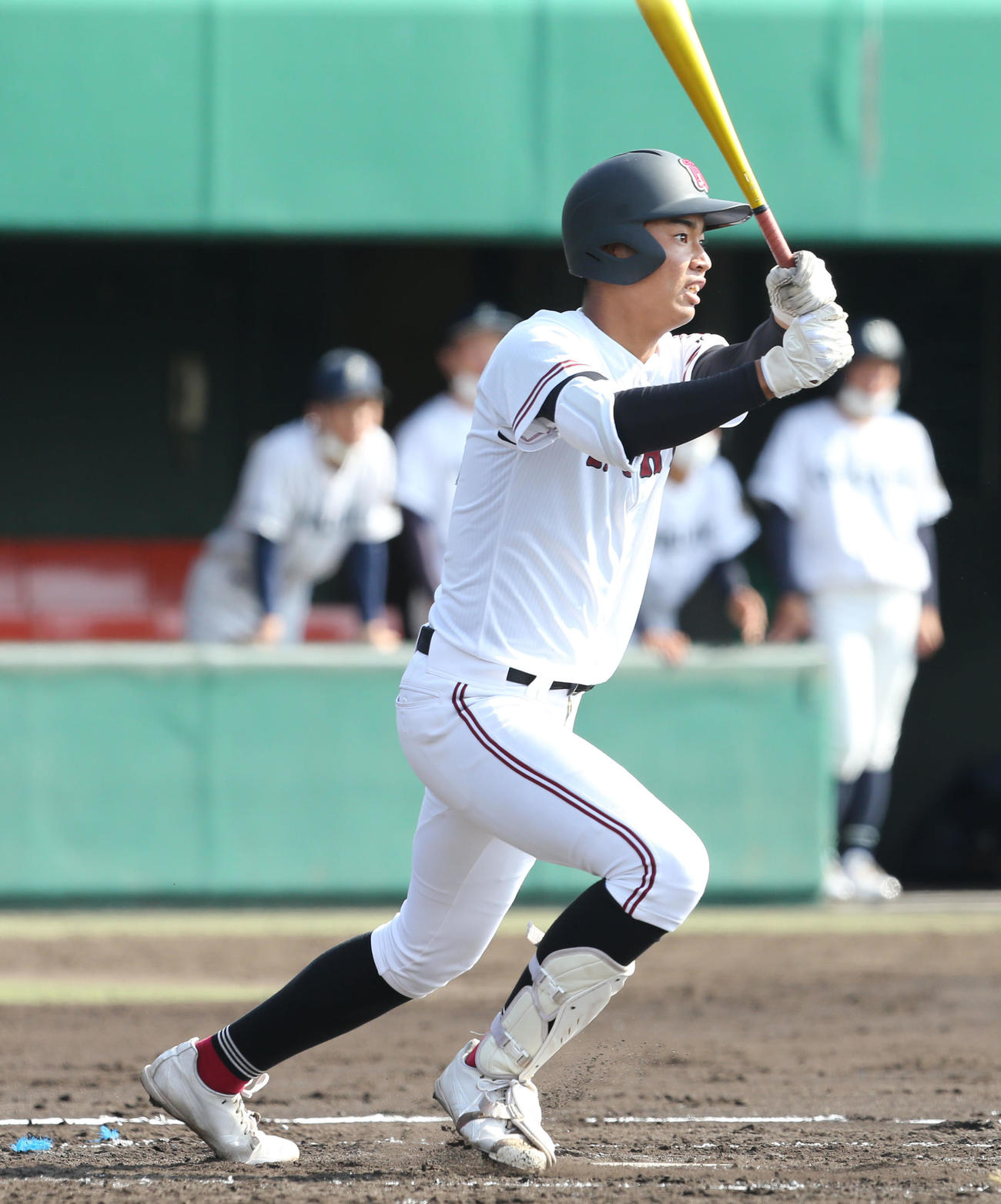 広陵対岡山学芸館　3回表広陵2死三塁、真鍋は右翼線に適時打を放つ（撮影・屋方直哉）