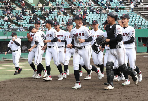 広陵対岡山学芸館　岡山学芸館に勝利し笑顔を見せる広陵ナイン（撮影・屋方直哉）