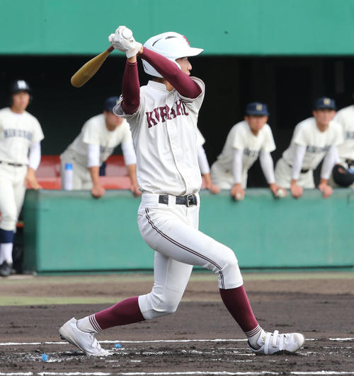 倉敷工対広島商　1回表倉敷工2死一塁、日向は左翼線へ適時二塁打を放つ（撮影・屋方直哉）