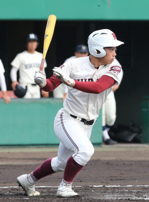 倉敷工対広島商　2回表倉敷工2死二、三塁、藤井は中堅へ2点適時二塁打を放つ（撮影・屋方直哉）