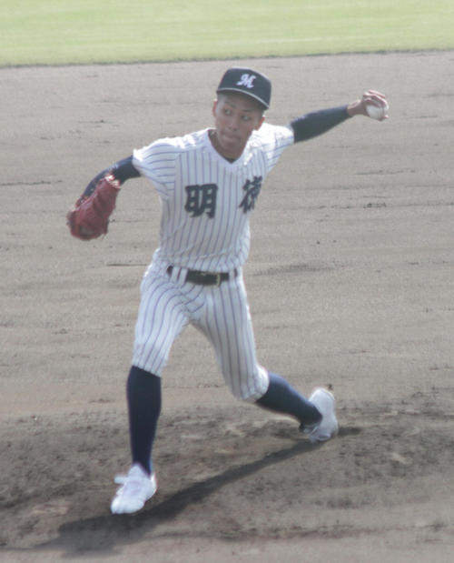 明徳義塾の変則左腕、吉村優聖歩投手は終盤まで2失点の好投を見せる
