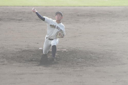 徳島商の先発安芸庫聖投手は序盤から力強い球を投げた