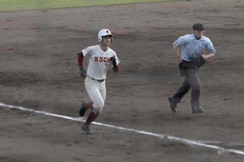高知の高橋友投手は5回、右翼に本塁打を放って生還した
