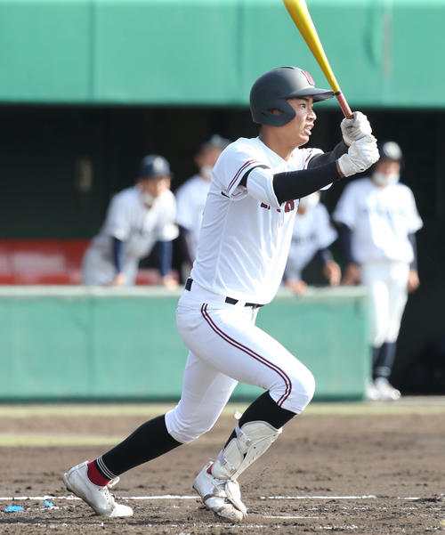 広陵対岡山学芸館　3回表広陵2死三塁、真鍋は右翼線に適時打を放つ（撮影・屋方直哉）