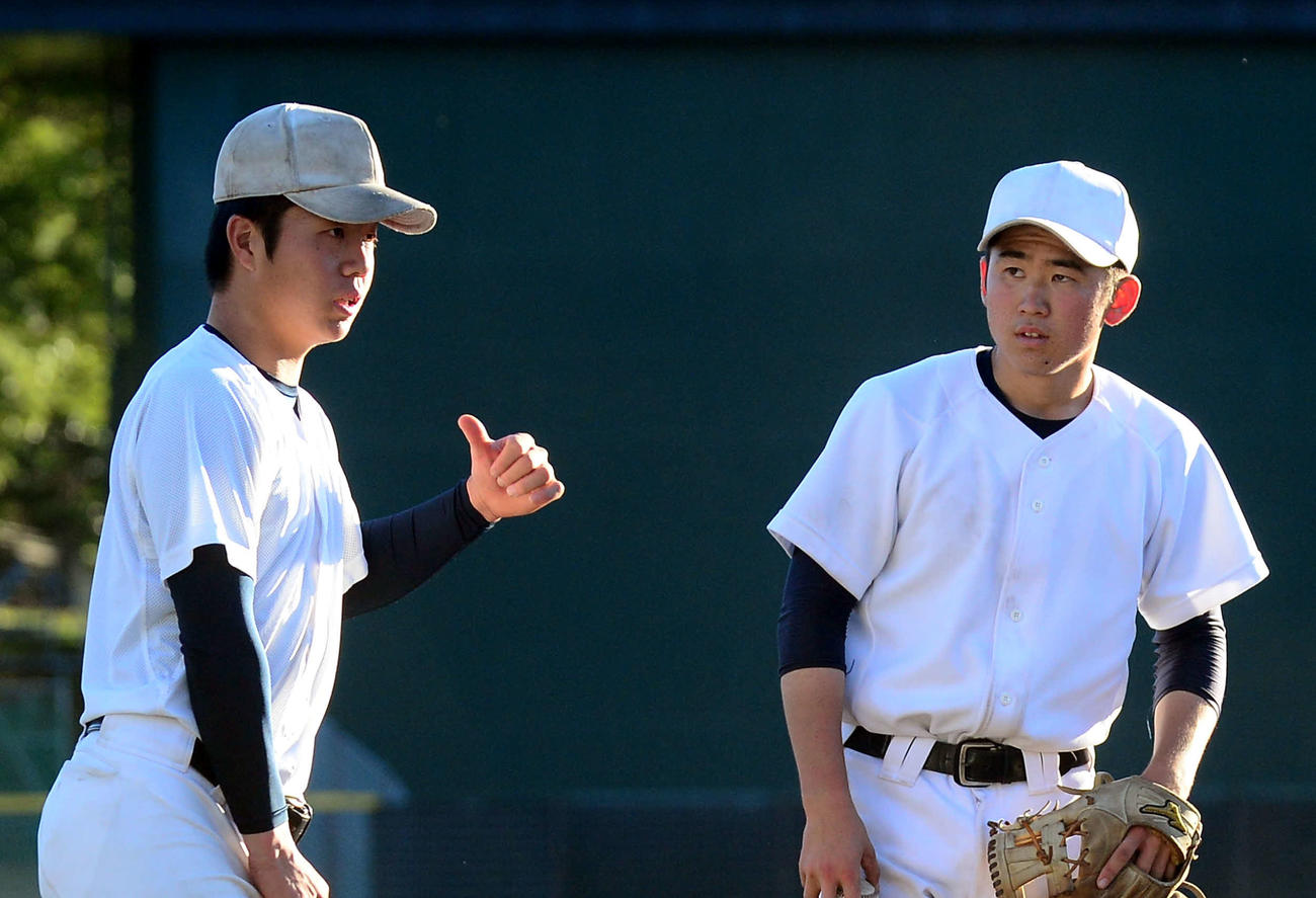 守備練習で山岸主将（左）から助言を受ける静岡・藤田