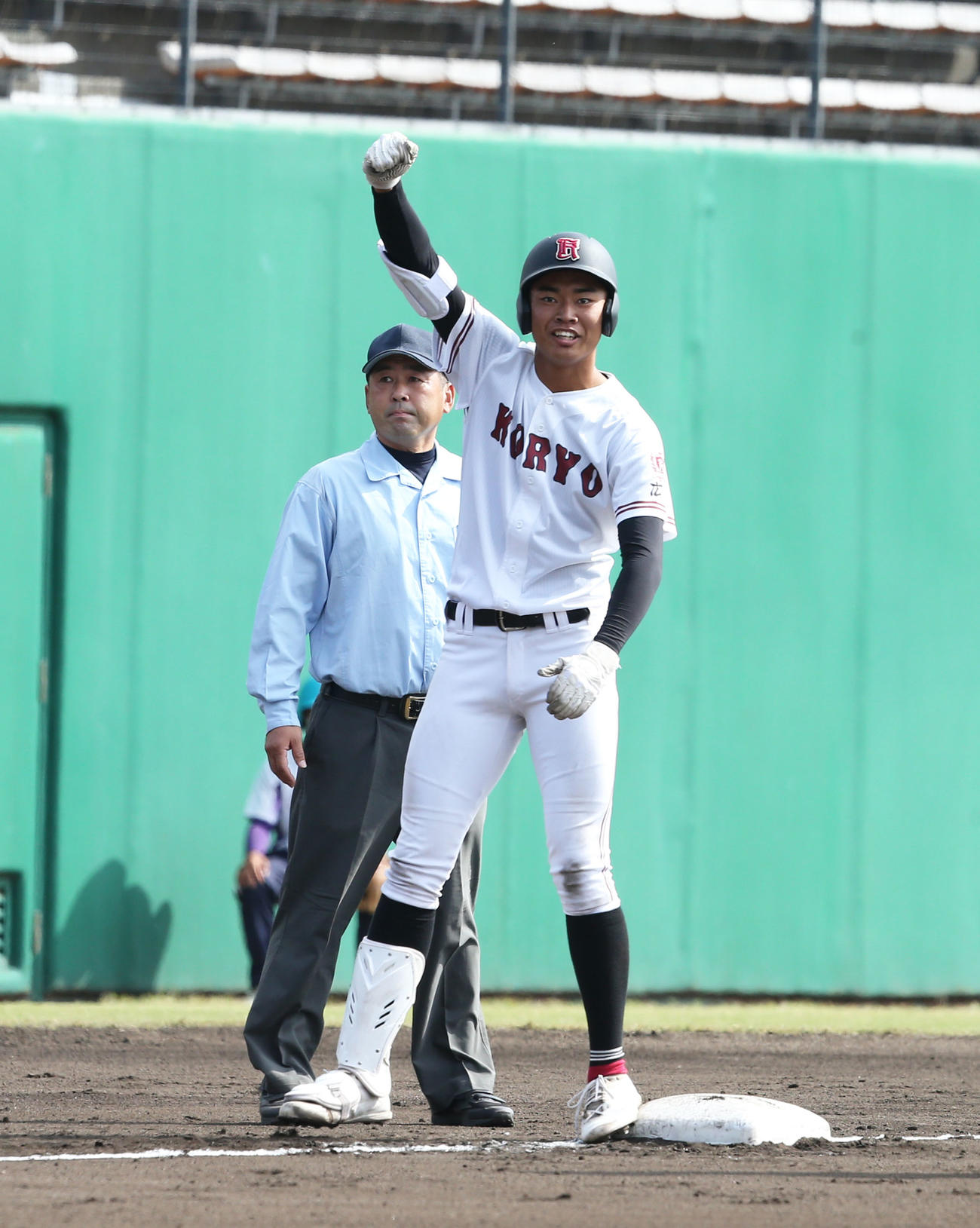 広陵対岡山学芸館　7回表広陵1死満塁、真鍋は中堅に3点適時三塁打を放ちガッツポーズをする（撮影・屋方直哉）
