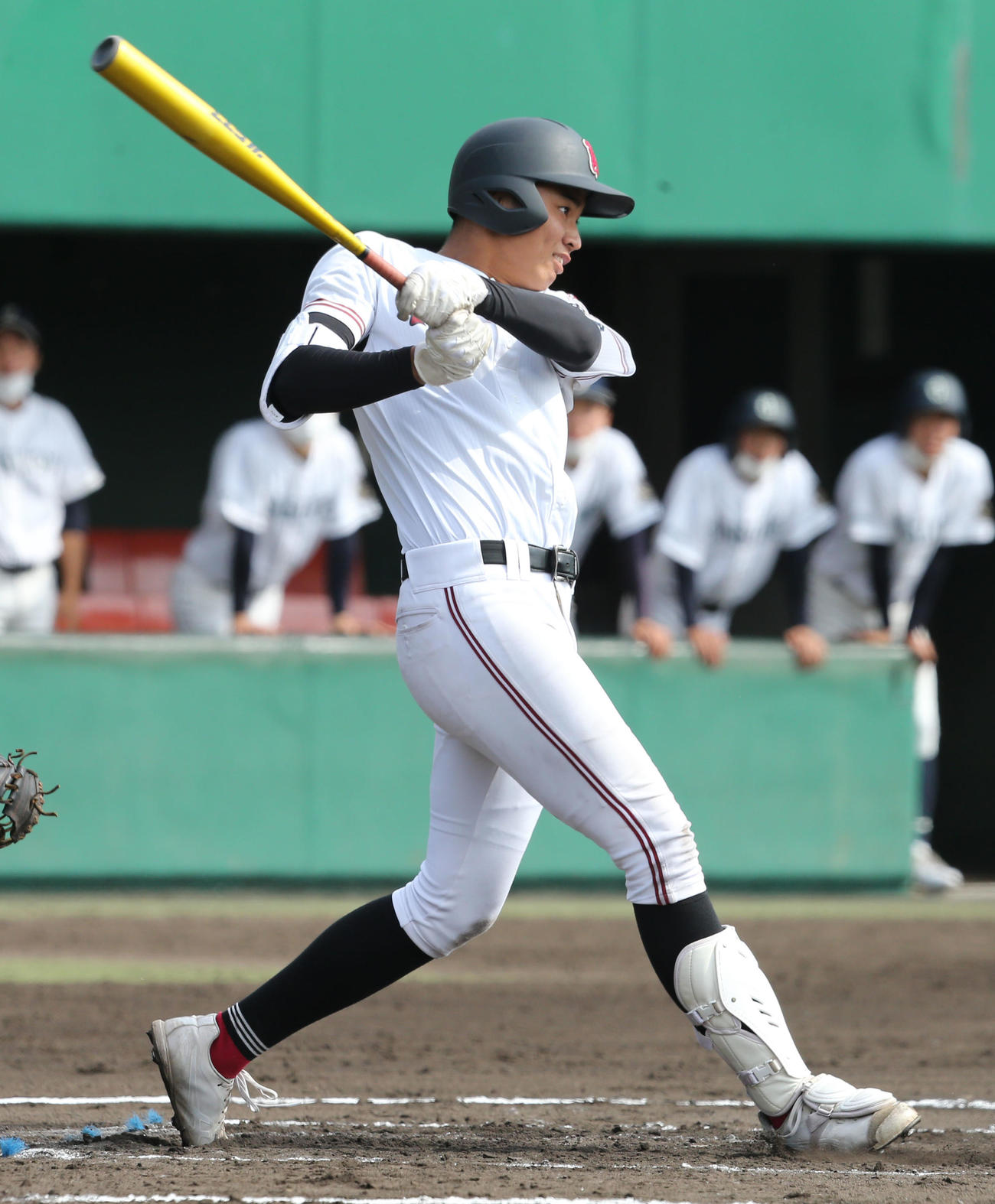 広陵対岡山学芸館　7回表広陵1死満塁、真鍋は中堅に3点適時三塁打を放つ（撮影・屋方直哉）