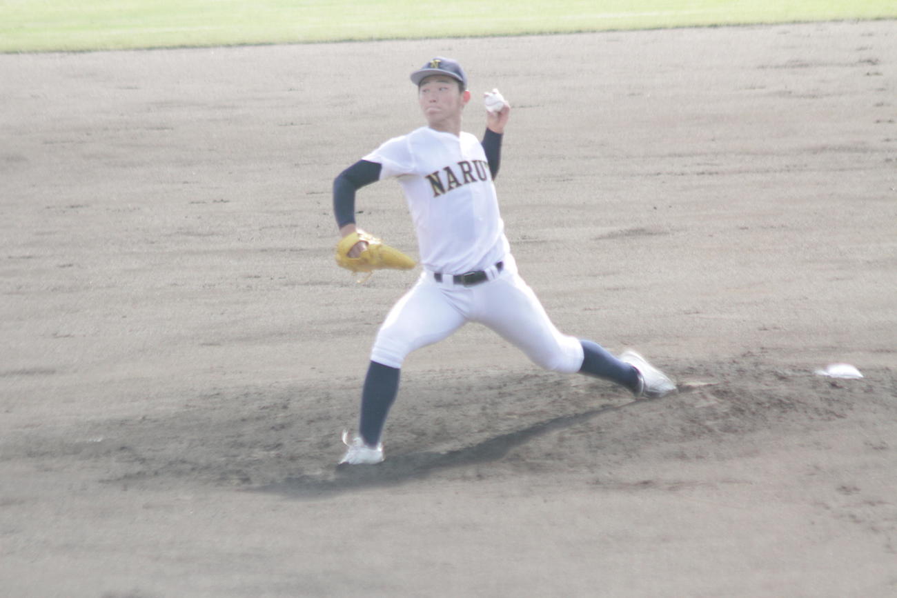 鳴門の先発冨田遼弥投手は終盤まで2失点の好投を見せる