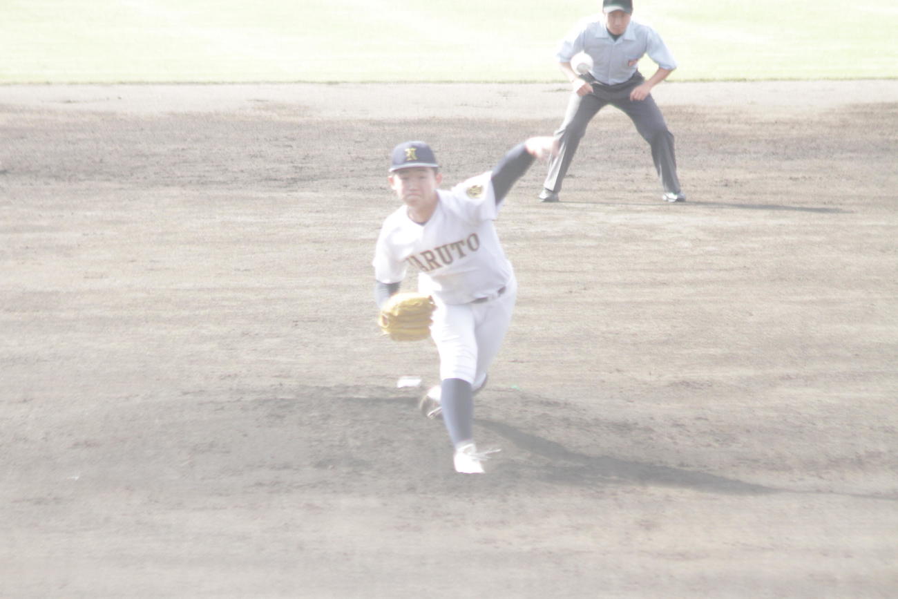 鳴門の先発冨田遼弥投手は序盤から再三、得点圏に走者を背負ったがしのいだ