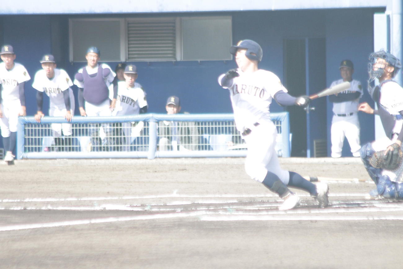 鳴門の藤中温人内野手は1回に左翼線へ適時打を放つなど力強い打撃を披露した