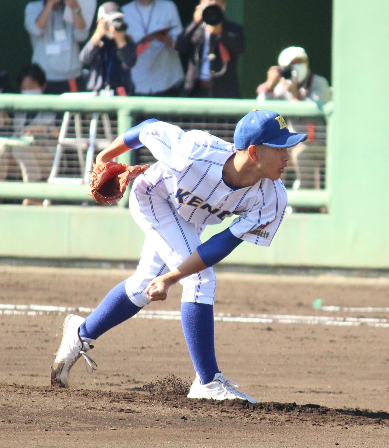 高崎健康福祉大高崎対文星芸大付　先発し力投する高崎健康福祉大高崎・加藤（撮影・保坂恭子）