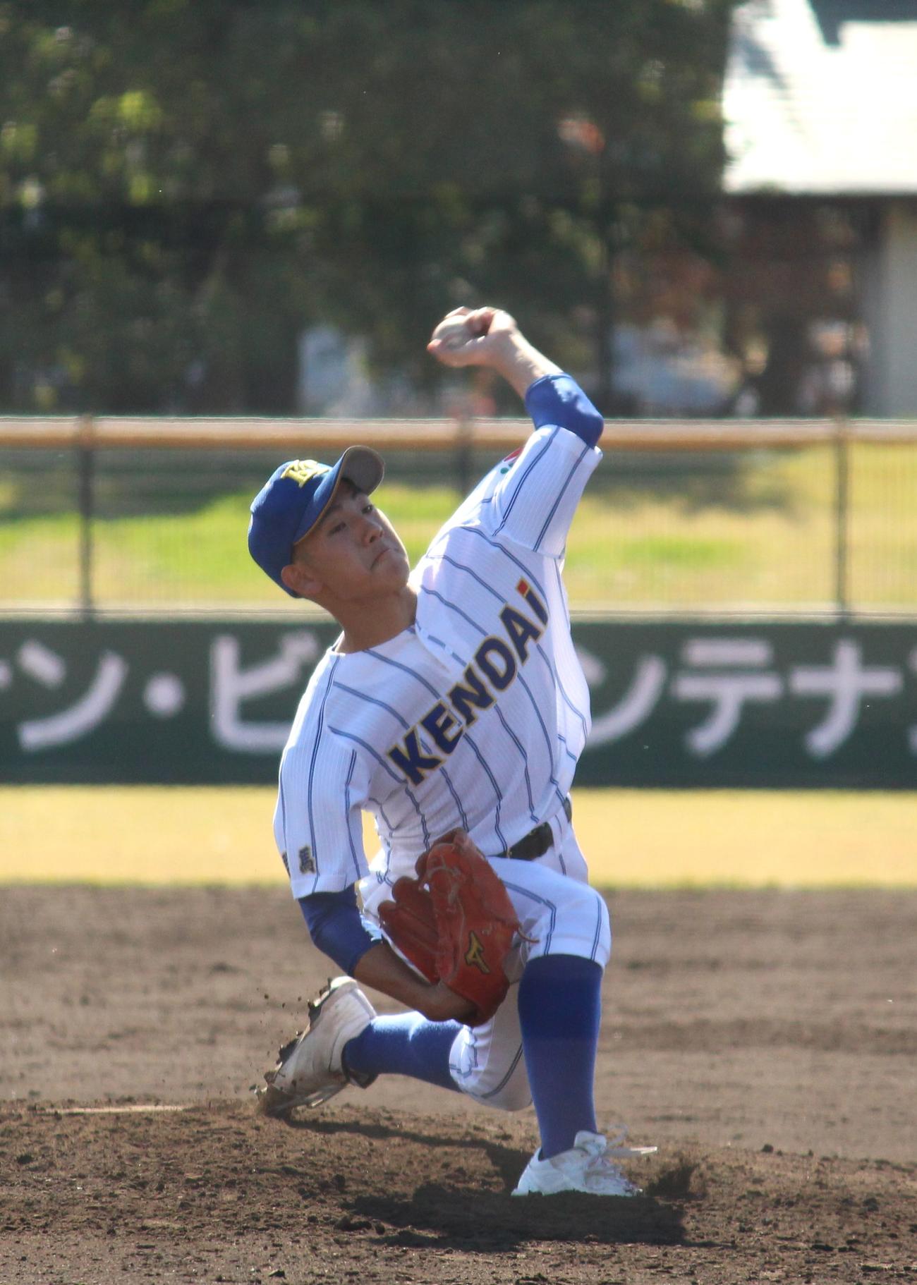 高崎健康福祉大高崎対文星芸大付　2失点で完投した高崎健康福祉大高崎・加藤（撮影・保坂恭子）