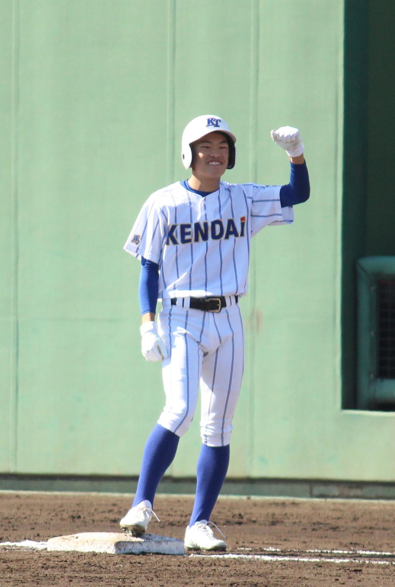 高崎健康福祉大高崎対文星芸大付　3回表高崎健康福祉大高崎2死二塁、適時打を放ちベンチに向かってガッツポーズをする増渕（撮影・保坂恭子）