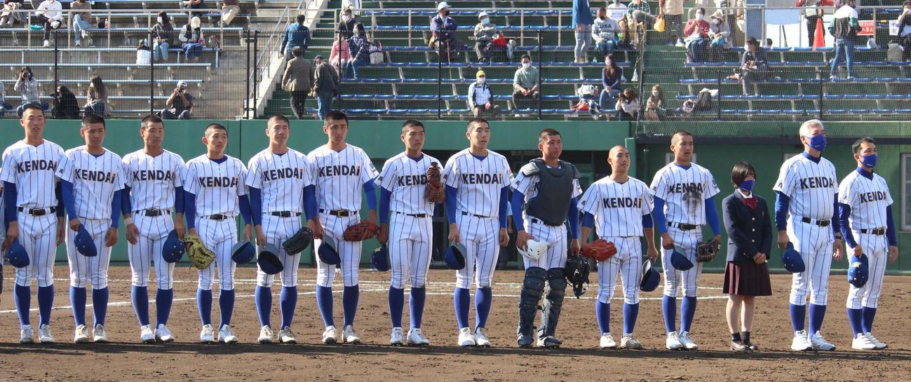 高崎健康福祉大高崎対文星芸大付　初戦を突破し、スタンドにあいさつをする高崎健康福祉大高崎の選手たち（撮影・保坂恭子）