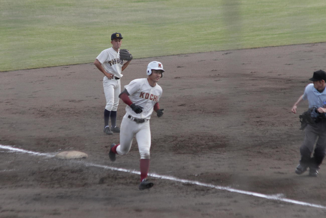 高知の高橋友投手は5回、右翼に本塁打を放って生還した