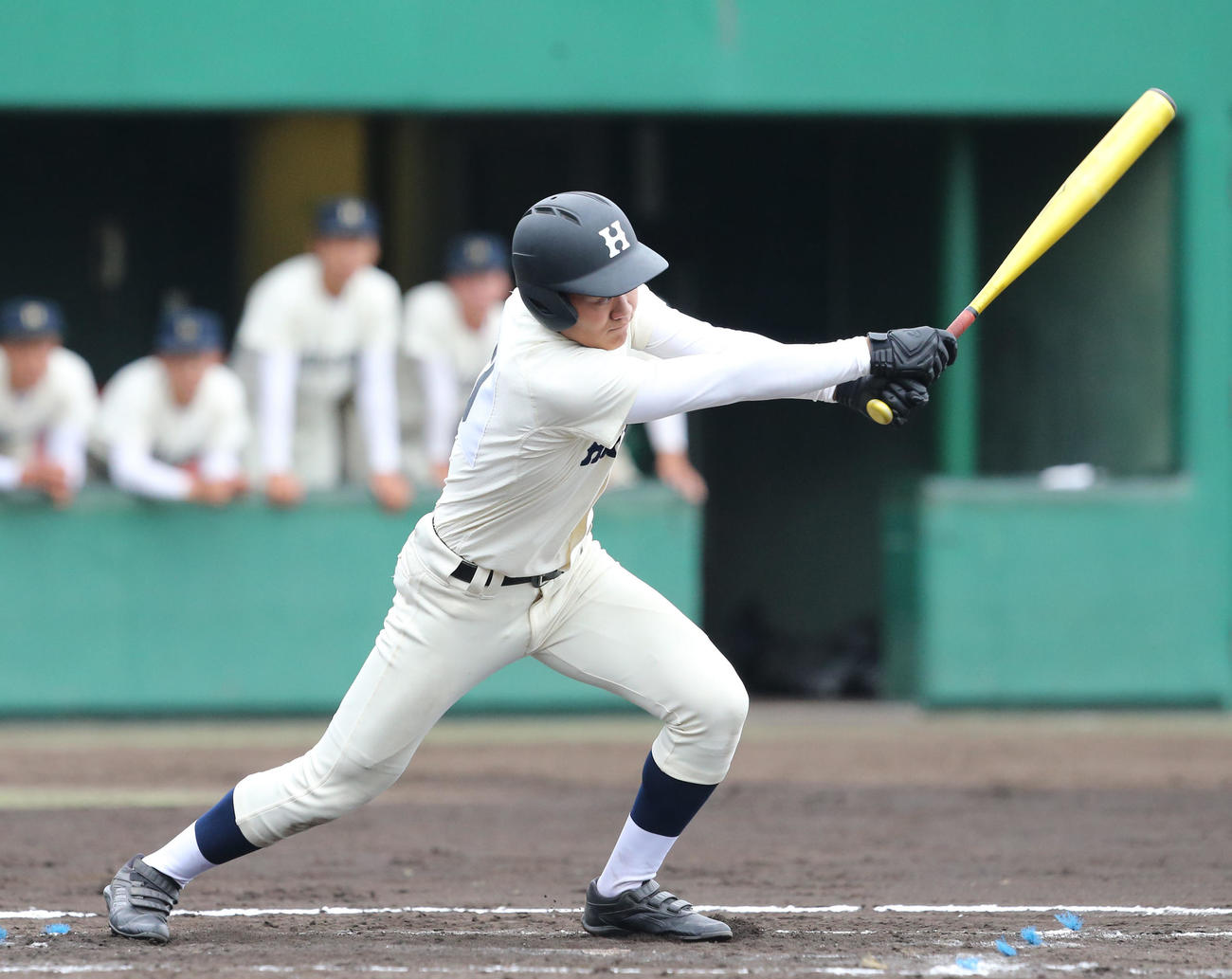 倉敷工対広島商　8回裏広島商1死満塁、代打の竹下は左翼線へ逆転の2点適時打を放つ（撮影・屋方直哉）