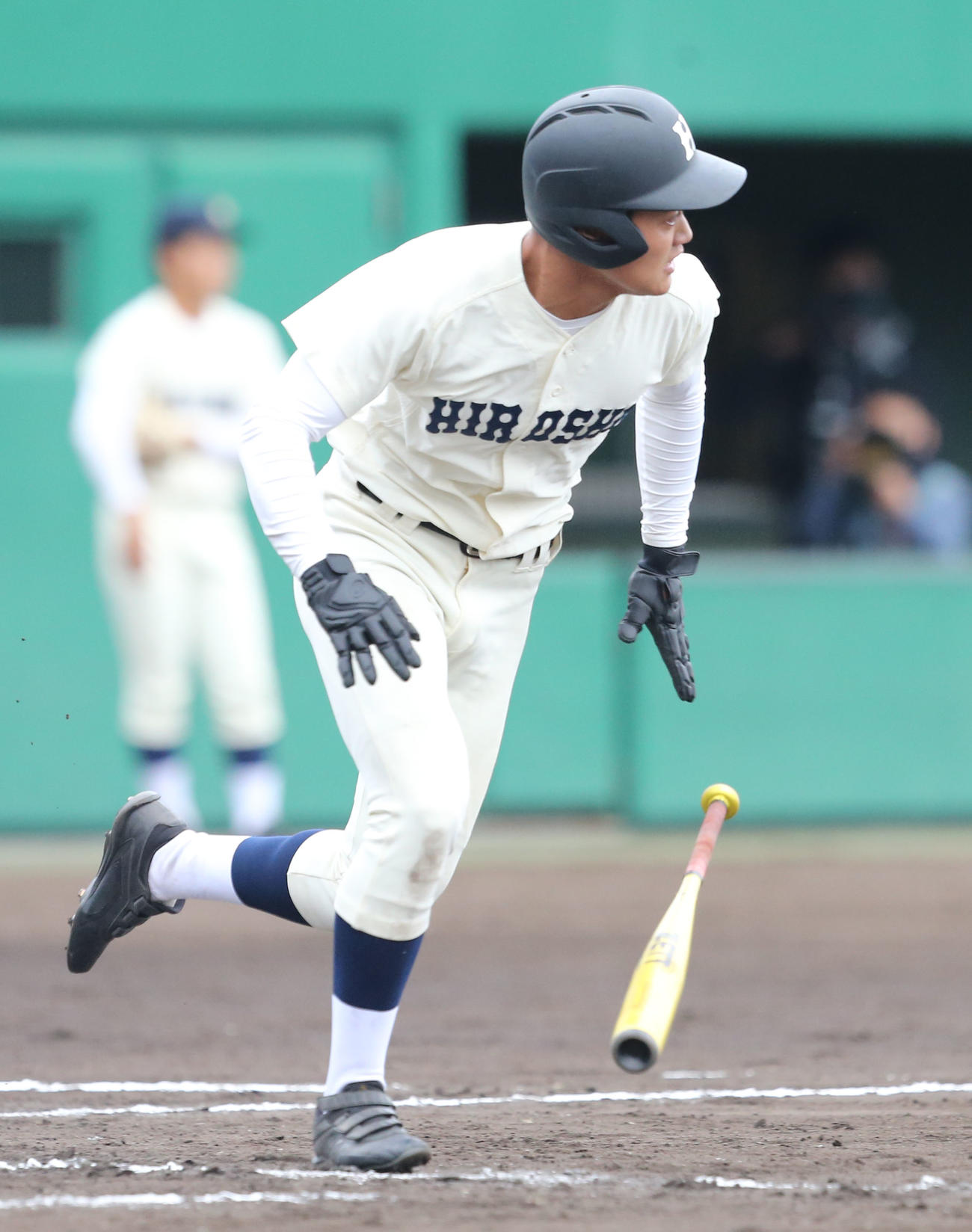 倉敷工対広島商　8回裏広島商1死満塁、代打の竹下は左翼線へ逆転の2点適時打を放つ（撮影・屋方直哉）