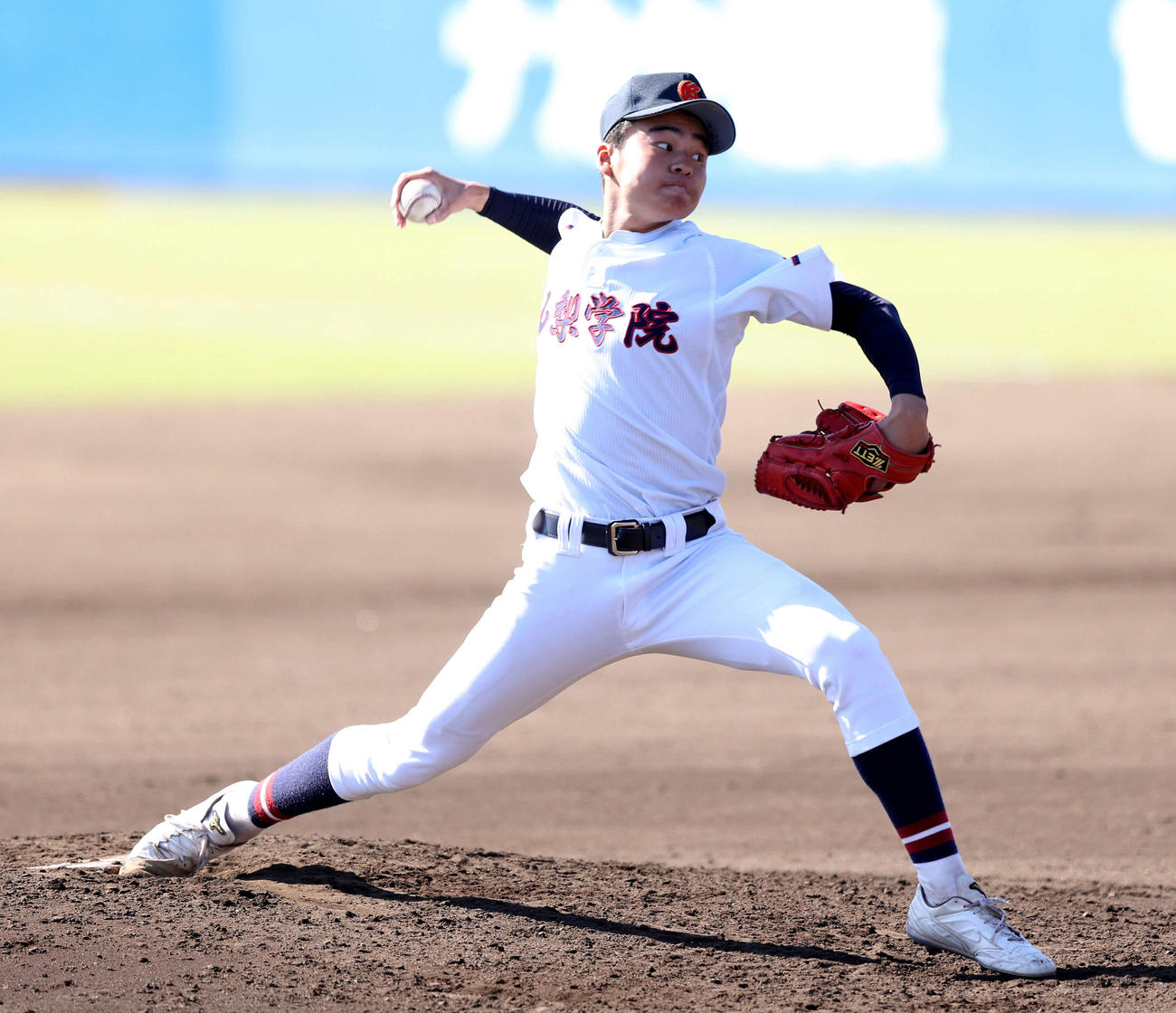 拓大紅陵対山梨学院　6回表、力投する山梨学院・榎谷（撮影・河田真司）