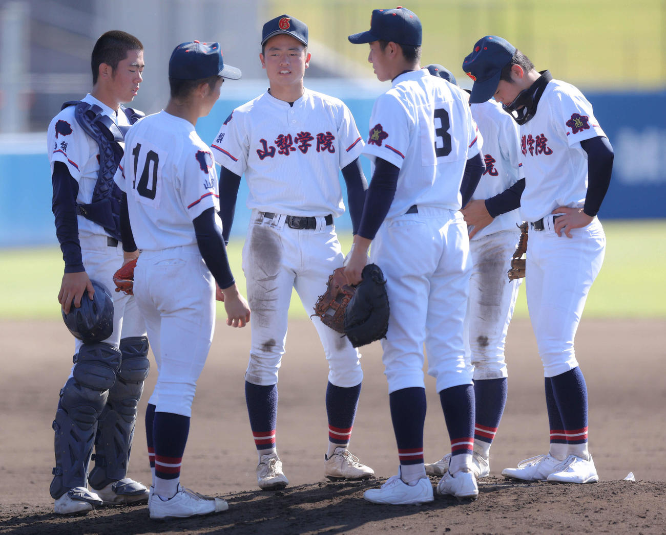 拓大紅陵対山梨学院　3回表拓大紅陵1死一、二塁、マウンドに集まる山梨学院ナイン（撮影・河田真司）
