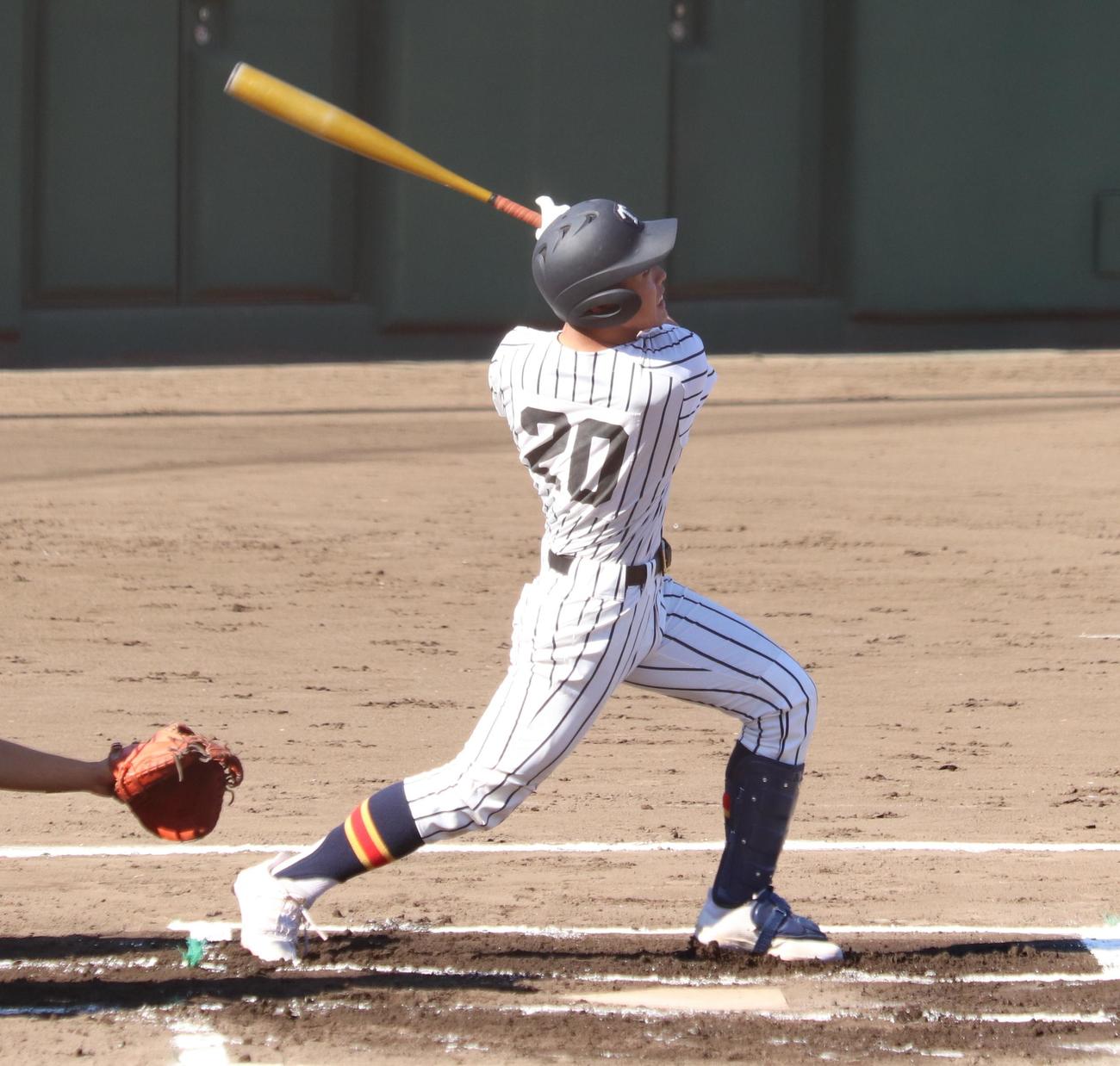 帝京対国学院久我山　1回表帝京1死満塁、右前へ先制の適時打を放つ渡辺礼内野手（撮影・阿部泰斉）