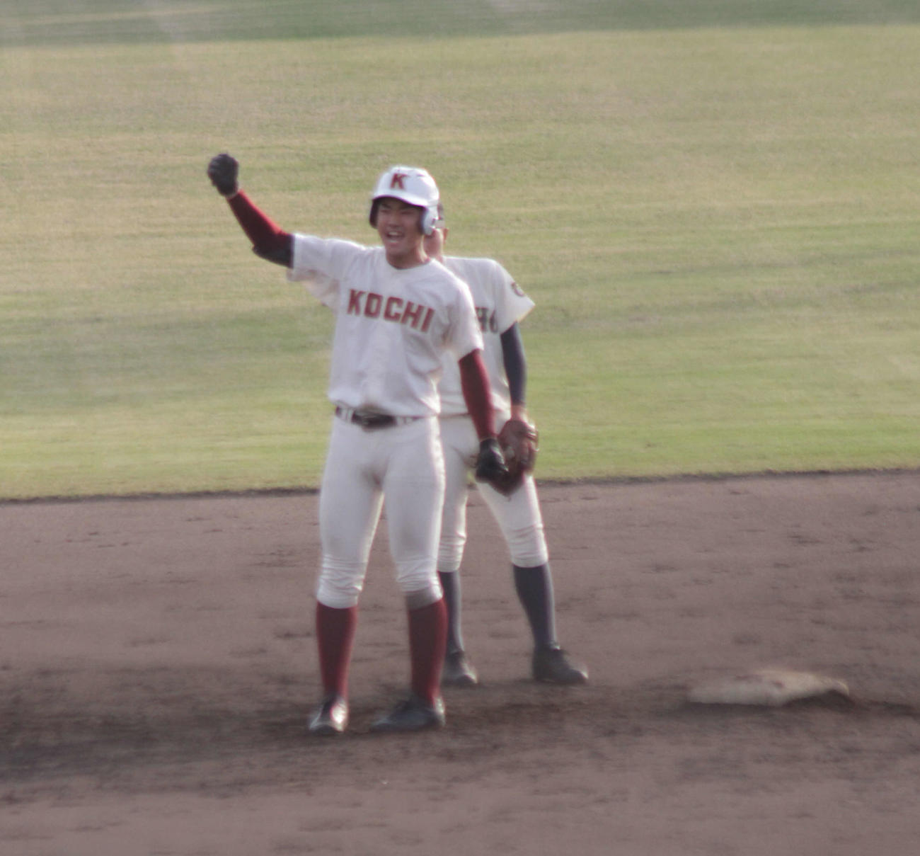 高知の高橋友投手は8回、中前適時打を放ち、二塁進塁でガッツポーズ