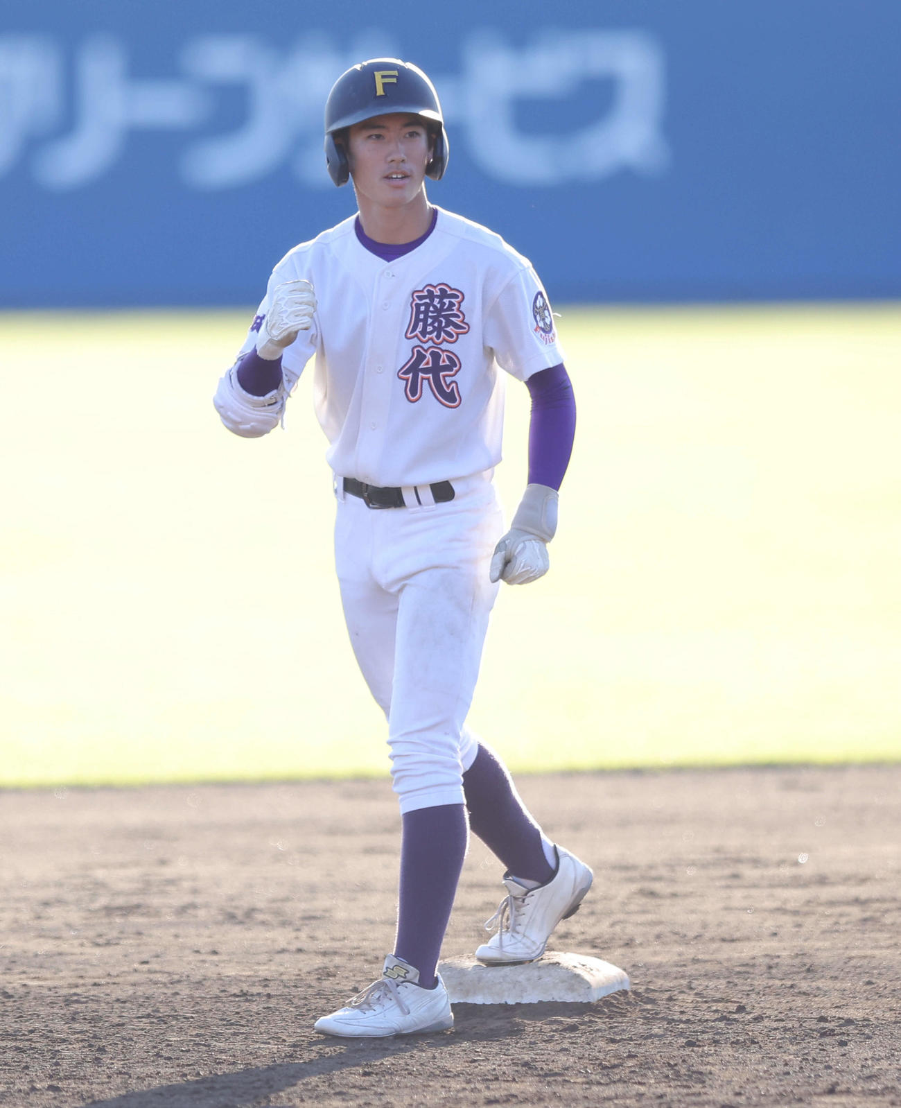 白鴎大足利対藤代　5回裏藤代2死二塁、右越え適時二塁打を放ち出塁する藤代・川原（撮影・河田真司）