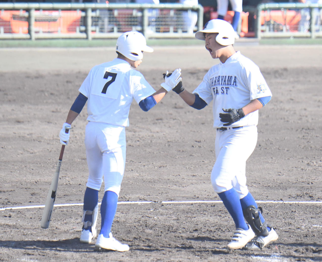 3回表和歌山東1死、森岡（右）は右越え本塁打を放ちハイタッチ（撮影・滝沢美穂子）